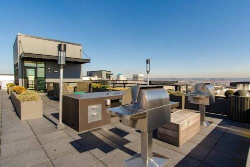 Paid Garage Parking- King Bed-balcony Wd 55" Tv Hotel in Tacoma