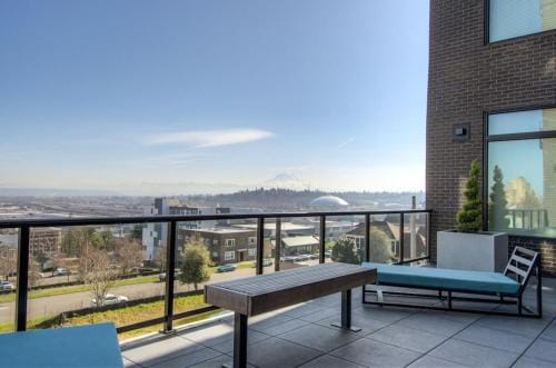 Paid Garage Parking- King Bed-balcony Wd 55" Tv Hotel in Tacoma
