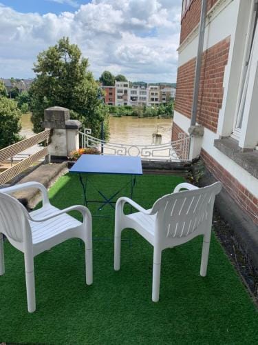 Studio vue sur Meuse Hotel in Wallonia, Belgium