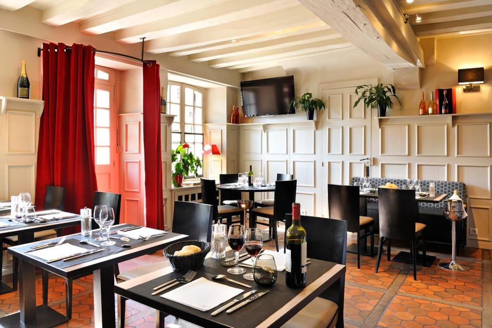 Logis Hotels Restaurant le SAINT-JACQUES -Cloyes les 3 Rivieres Hotel in Centre-Val de Loire