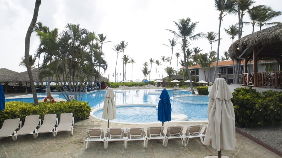 Swimming pool [outdoor]