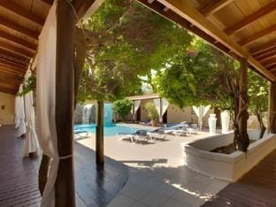 Parrot Cove Lodge Hotel in Hopkins
