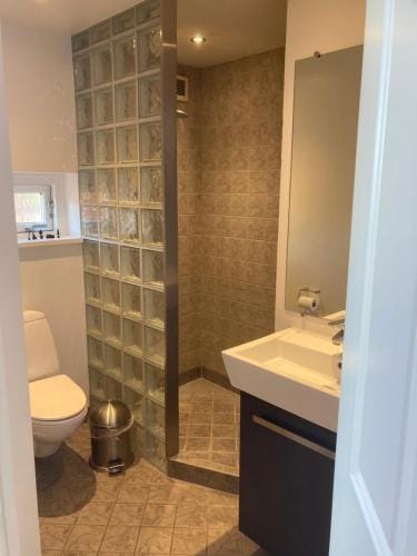 Værelse, bad og toilet i villa Hotel in Næstved