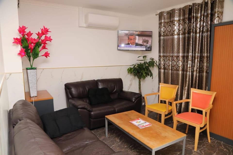 Hotel le Privilege Hotel in Aubervilliers