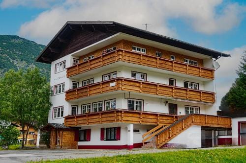 Haus Wallis by stayFritz - Ski-In Ski-Out Zimmer 'garni' am Arlberg Hotel in Vorarlberg, Austria