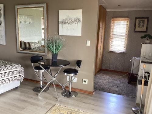 Roland’s Valley Art Accommodation Hotel in Stellenbosch