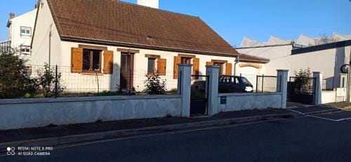 Etablissement commun avec chambre prive tranquille avec jardin a 10 min a pied de la gare de Fleury- Hotel in Orléans