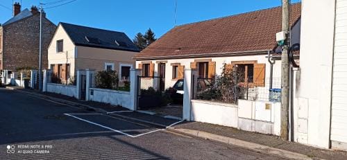 Etablissement commun avec chambre prive tranquille avec jardin a 10 min a pied de la gare de Fleury- Hotel in Orléans