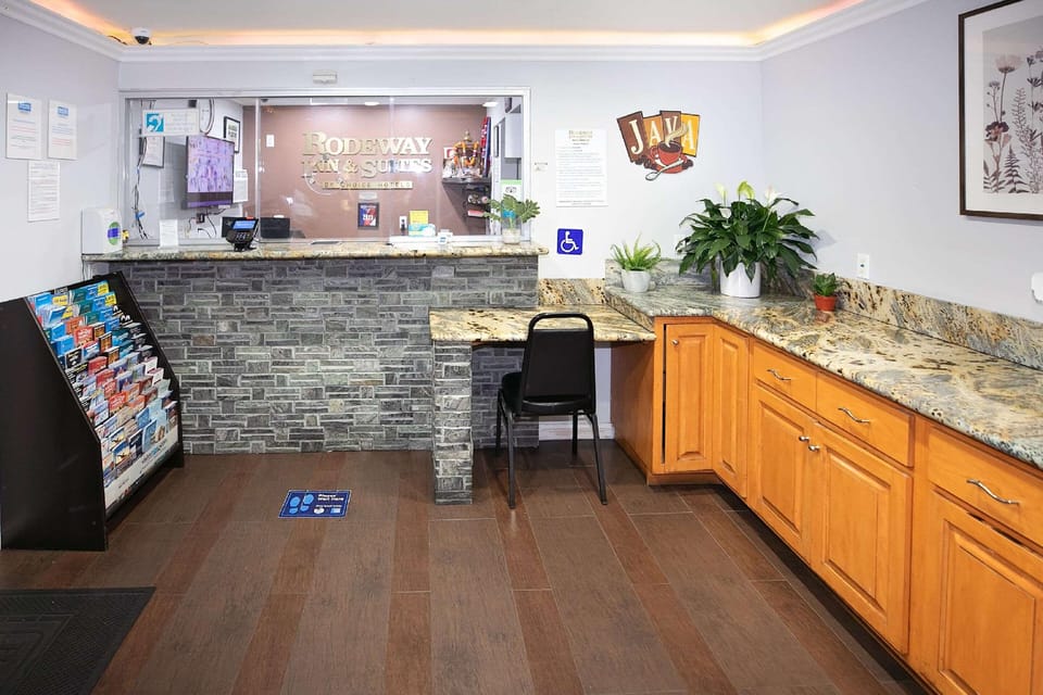 Rodeway Inn & Suites Hotel in Bellflower