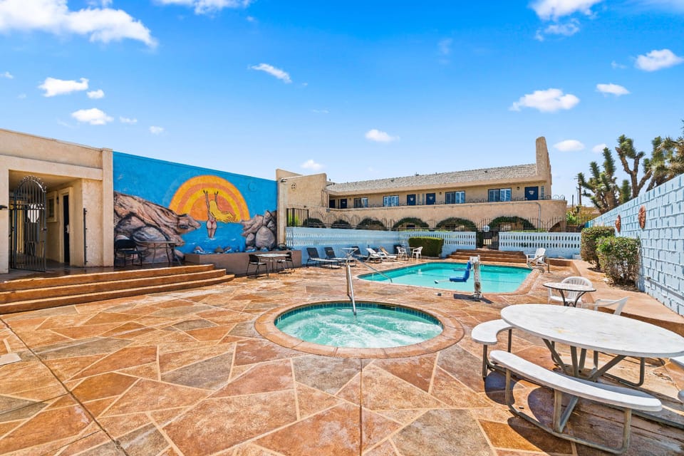 Swimming pool [outdoor]