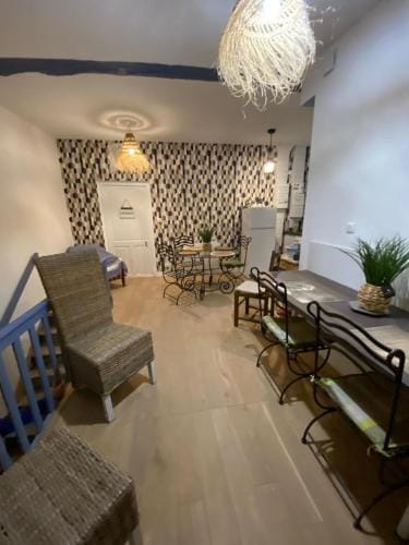 Fenetre sur cour du Docteur Privey - Secure Park Bike - 3 mn Autoroute Hotel in Bourgogne-Franche-Comté