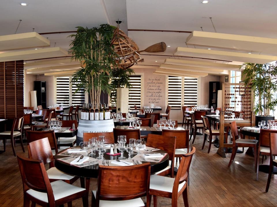 LOGIS Hotel & Restaurant - Les Bords de Seine Hotel in Île-de-France