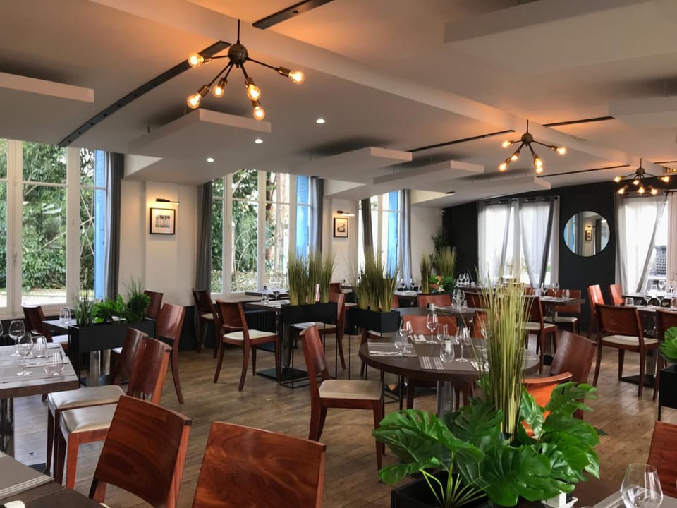 LOGIS Hotel & Restaurant - Les Bords de Seine Hotel in Île-de-France