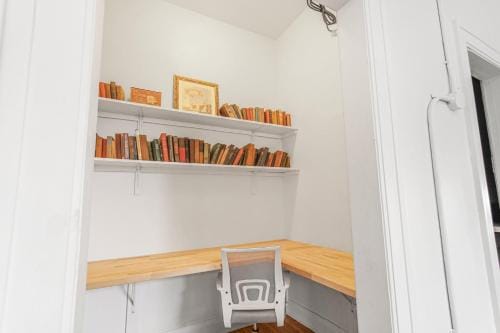 Library Square Suites Hotel in Toledo
