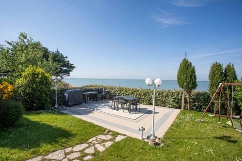 Manava Villa vue mer et Mont Saint Michel piscine interieure Lodge in Brittany