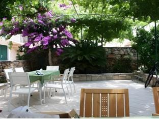 Apartments Paloc Hotel in Bol