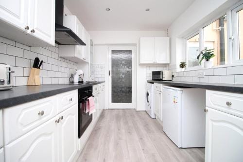 Garden | Parking | 4BR Hotel in Newport
