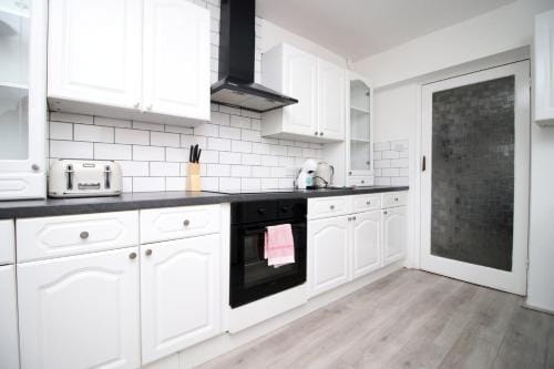 Garden | Parking | 4BR Hotel in Newport
