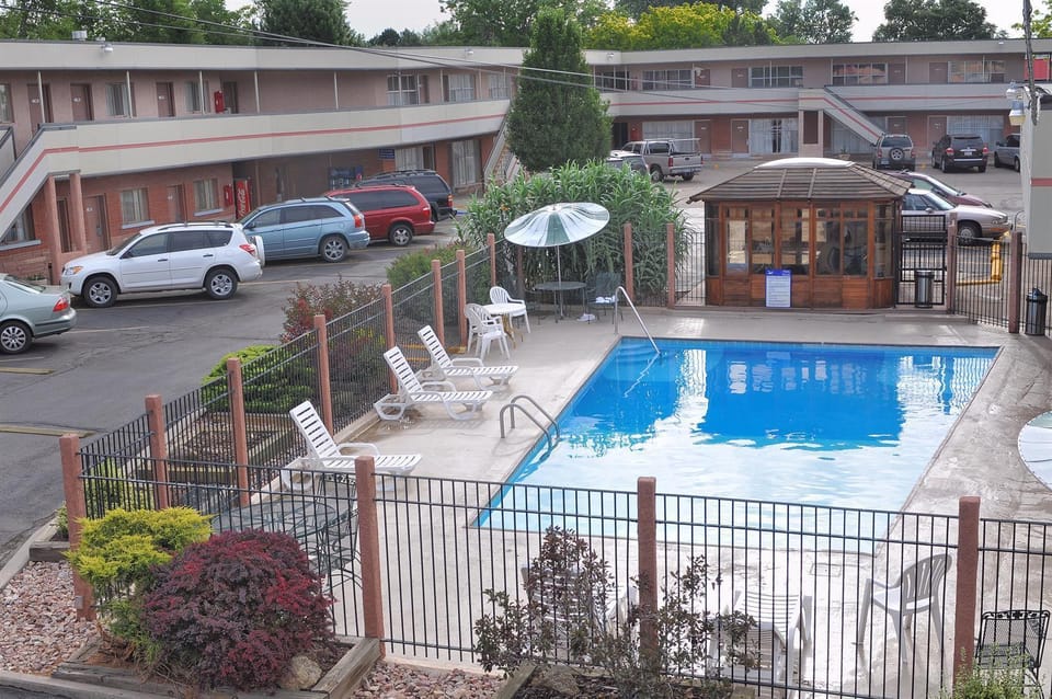 Swimming pool [outdoor]