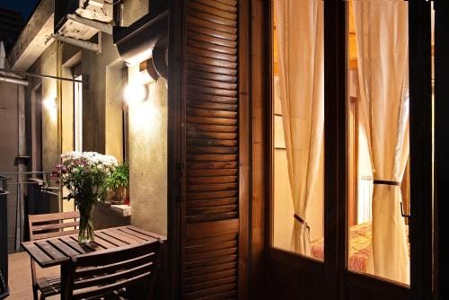 Milan Skyline Apartment, Citt Studi, 1 min Metro, terrace, wifi, Netflix Hotel in Milan