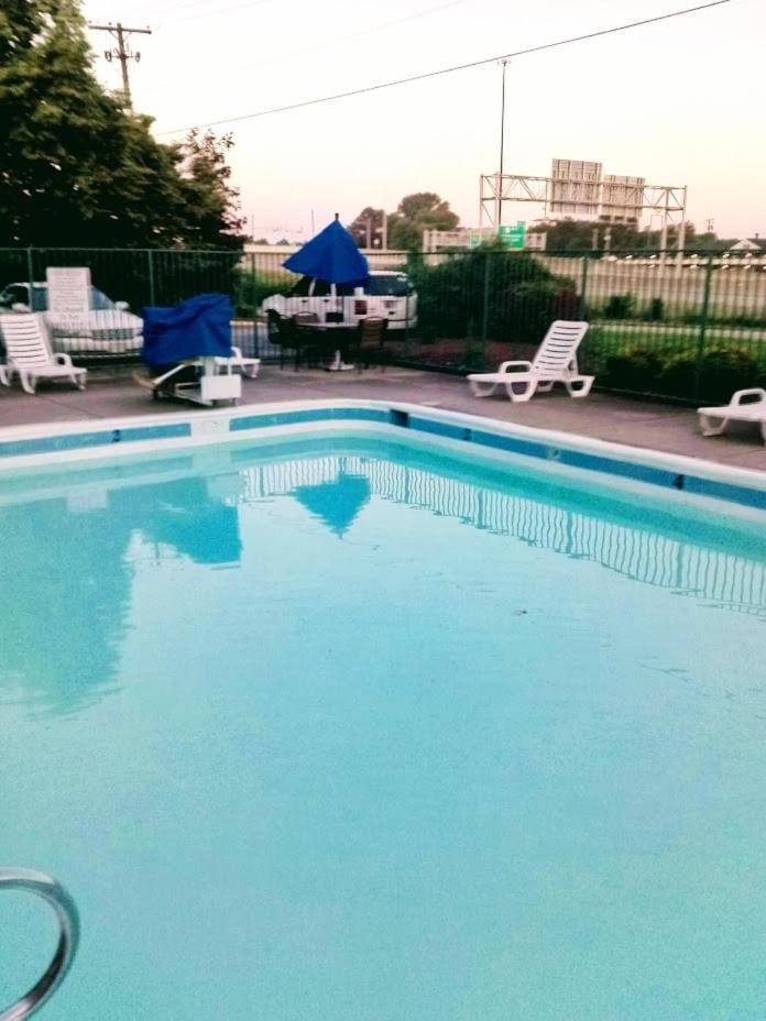 RED CARPET INN LOUISVILLE NORTH -Jeffersonville In Hotel in Clarksville