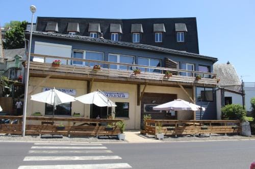 Hotel du Lac - Au Bord du Lac Hotel in Auvergne-Rhône-Alpes