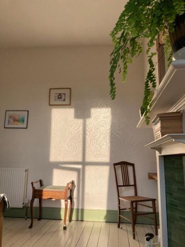 Beautiful sunlit room, 2 mins from beach, private garden Hotel in Bridlington