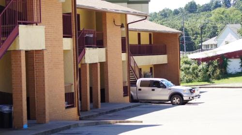 Holiday Lodge & Suites Motel in McAlester