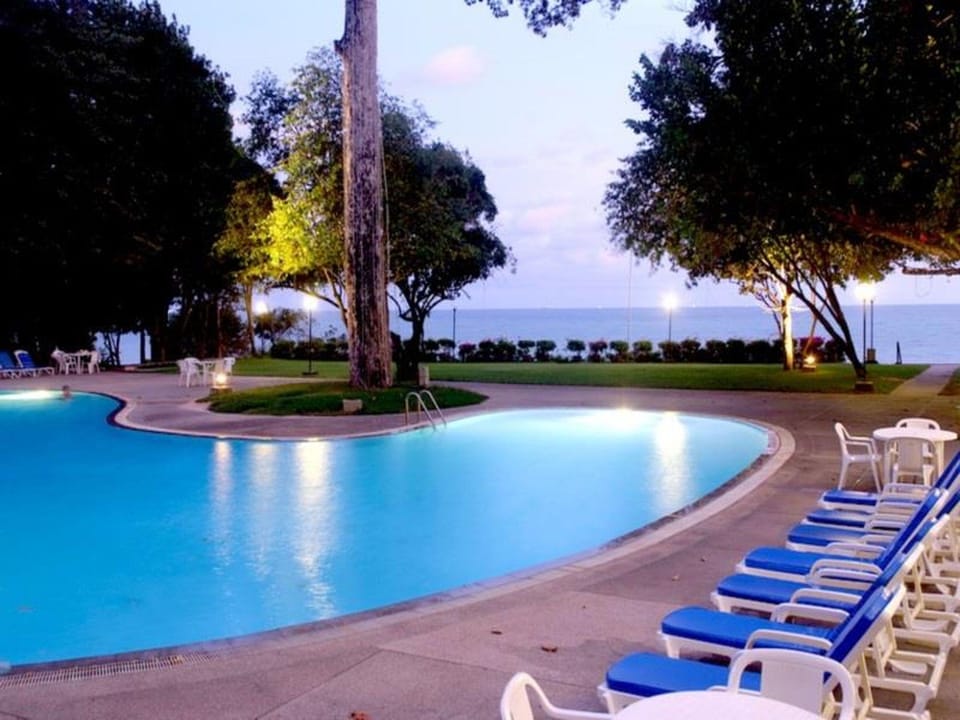 Swimming pool [outdoor]