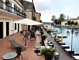 Fiori sull'Acqua Apartments Hotel in Peschiera del Garda