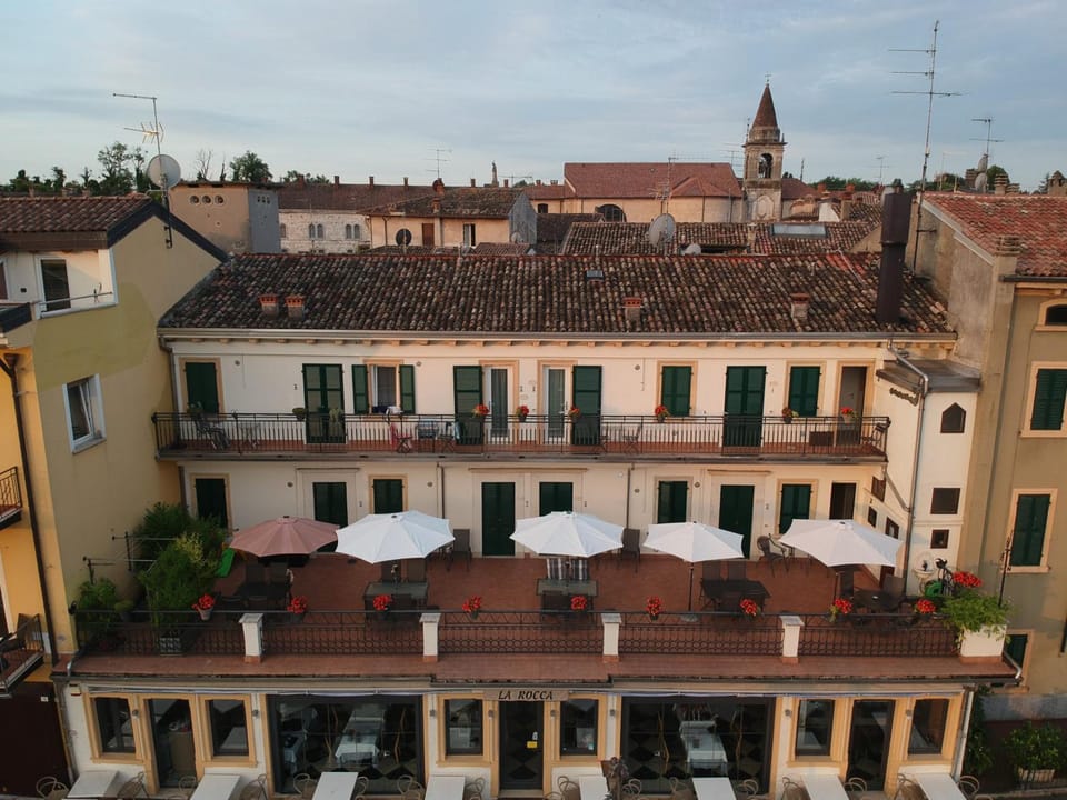 Fiori sull'Acqua Apartments Hotel in Peschiera del Garda