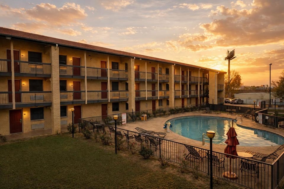 Red Roof Inn & Suites Houston - Hobby Airport Hotel in Harris County