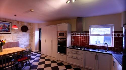 Roundstone Retreats Islandview Hotel in County Galway