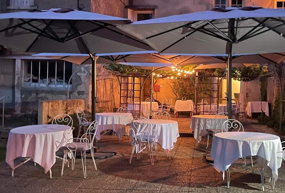Logis Le Relais du Chapeau Rouge Hotel in Nouvelle-Aquitaine