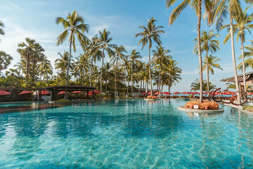 Swimming pool [outdoor]