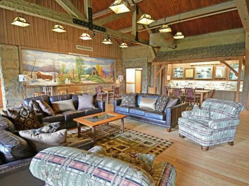 Abe Martin Lodge & Cabins Hotel in Indiana