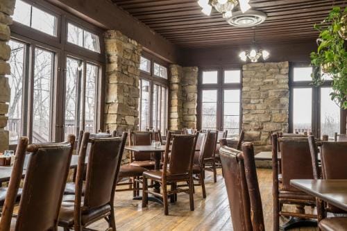 Abe Martin Lodge & Cabins Hotel in Indiana