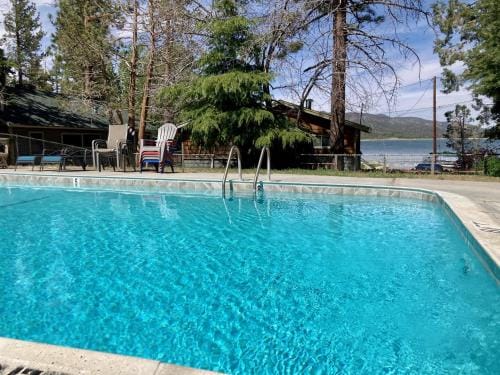 Sunrise Lakefront Family Cabin by Big Bear Vacations Hotel in Big Bear