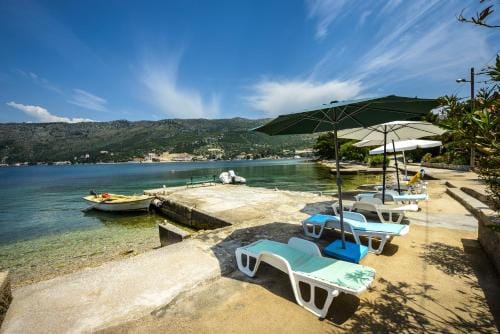 Apartments and rooms by the sea Zaton Veliki, Dubrovnik - 2110 Hotel in Dubrovnik-Neretva County
