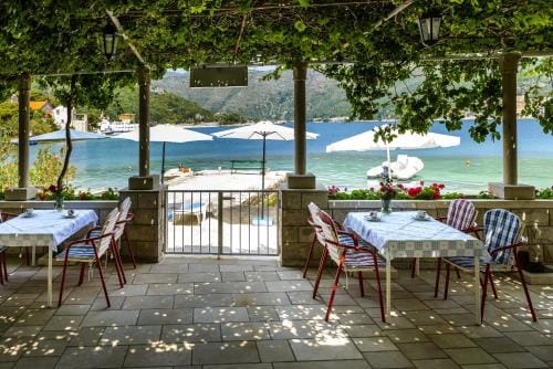 Apartments and rooms by the sea Zaton Veliki, Dubrovnik - 2110 Hotel in Dubrovnik-Neretva County
