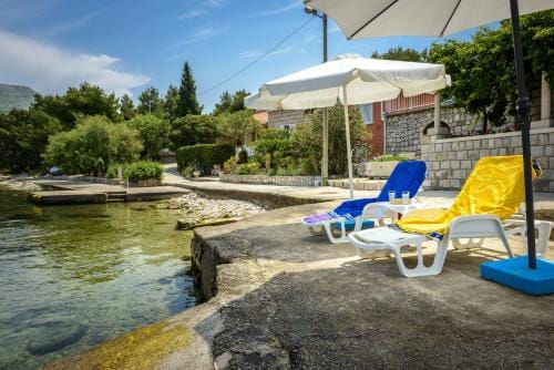 Apartments and rooms by the sea Zaton Veliki, Dubrovnik - 2110 Hotel in Dubrovnik-Neretva County