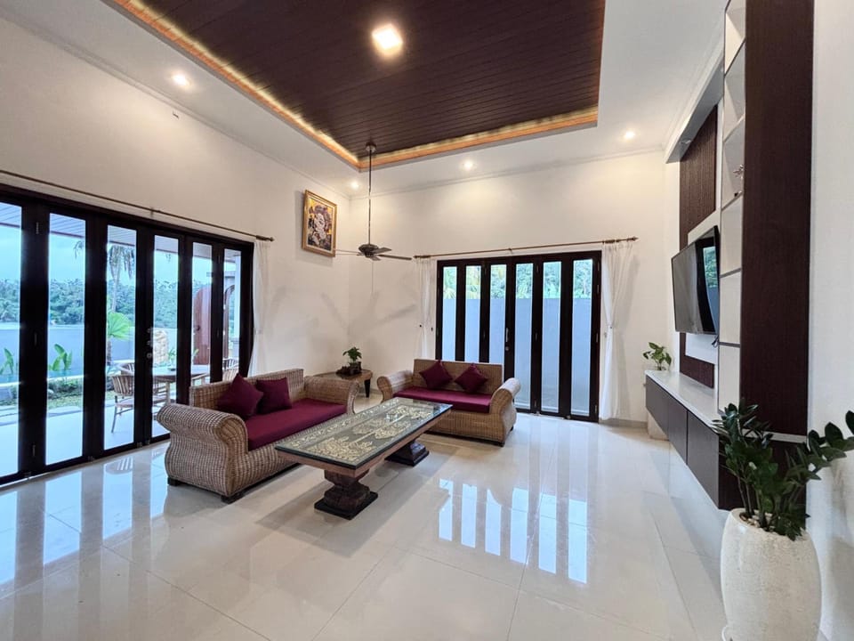 Shared lounge/TV area