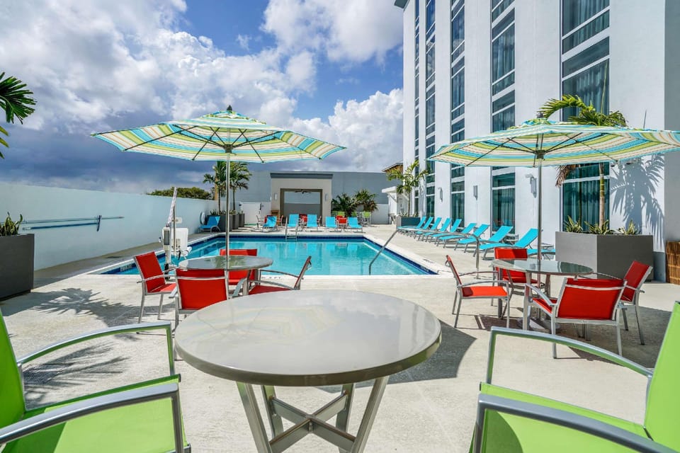 Swimming pool [outdoor]