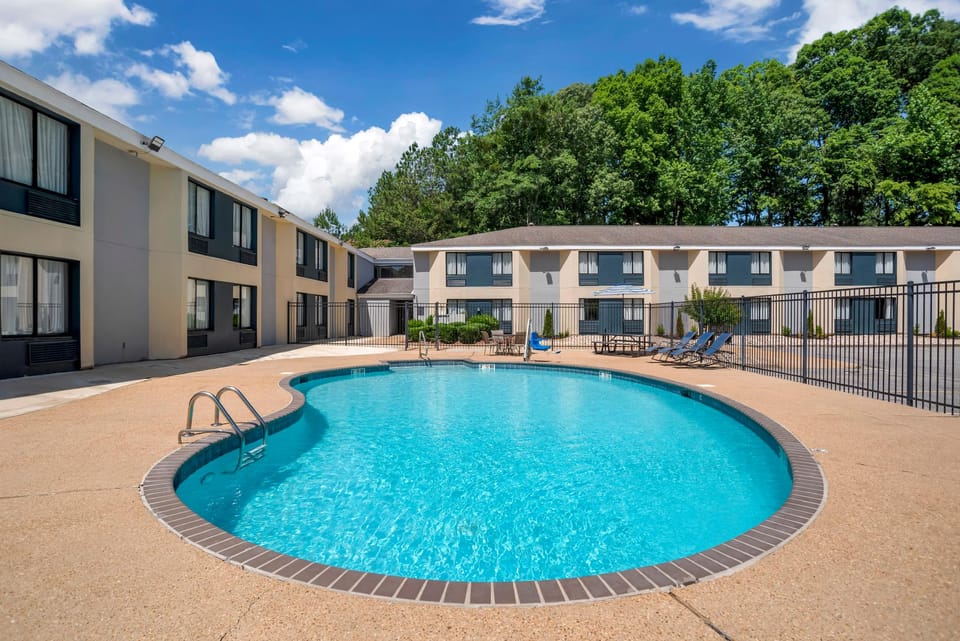 Swimming pool [outdoor]