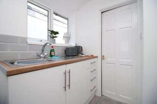 Bristol Street (2BR FREE parking)| Cohost Partners Hotel in Newport