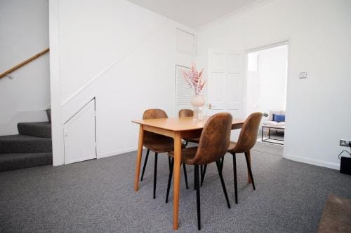 Bristol Street (2BR FREE parking)| Cohost Partners Hotel in Newport