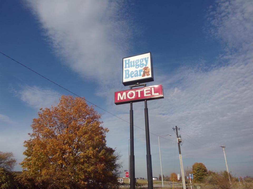 Huggy Bear Motel Warren Motel in Indiana