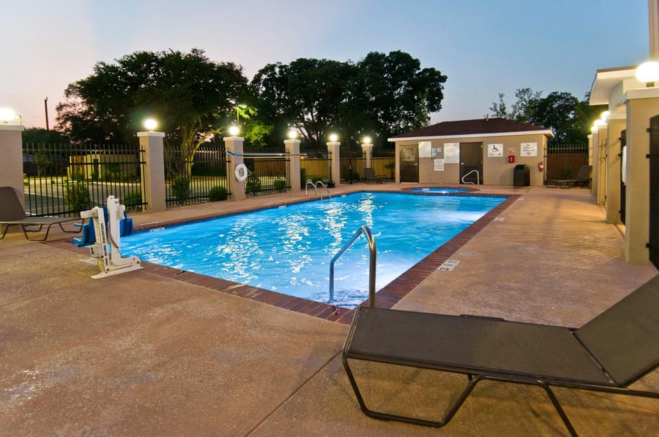 Holiday Inn Express & Suites San Antonio - Frost Bank Ctr Hotel in San Antonio