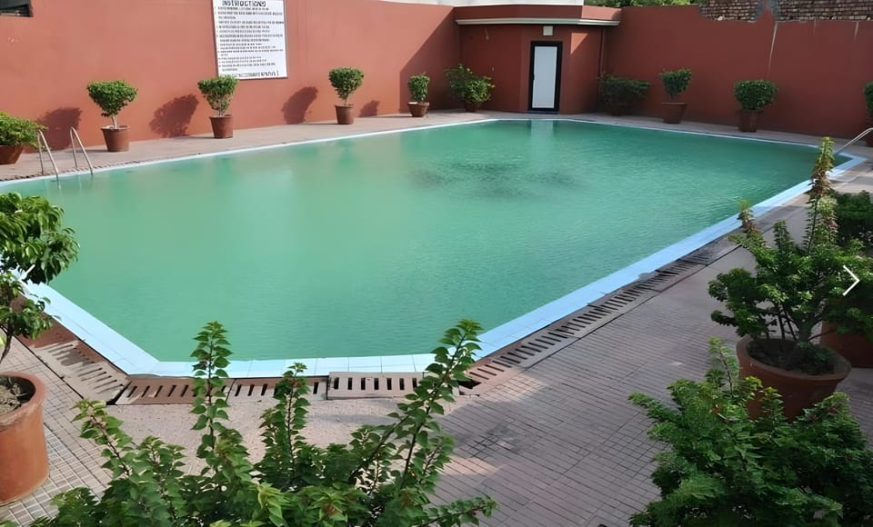 Swimming pool [outdoor]