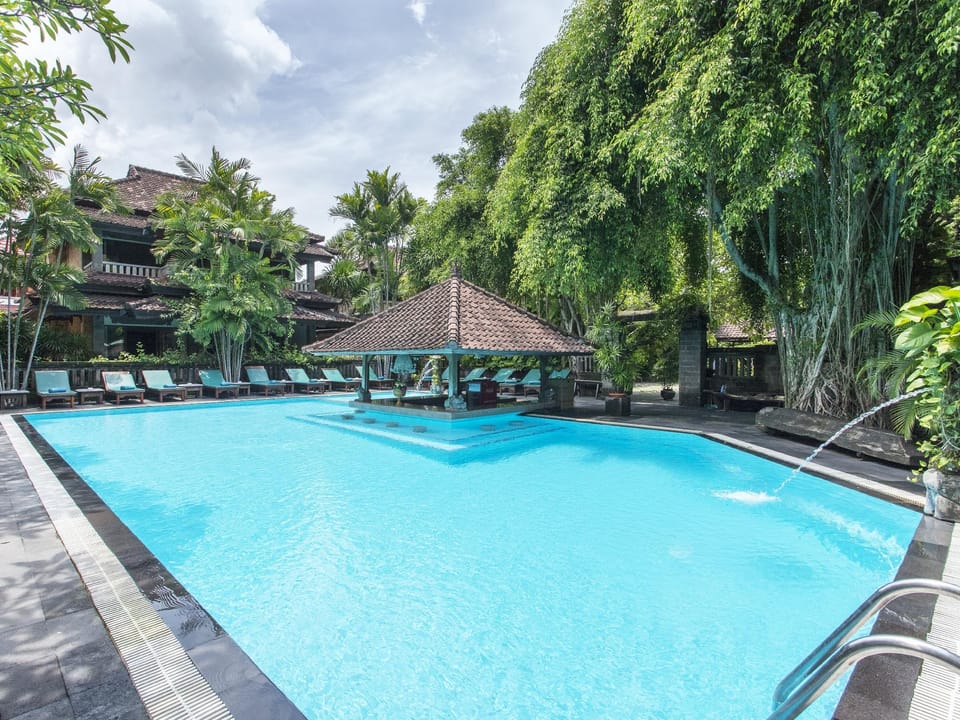 Swimming pool [outdoor]